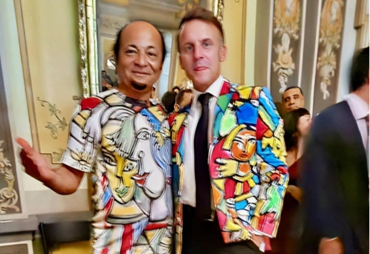 O artista plástico Menelaw Sete presenteou o presidente francês Emmanuel Macron com um paletó pintado por ele. | Foto: Divulgação