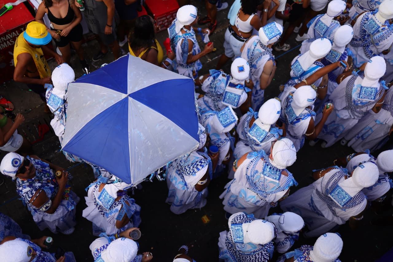 Integrantes do Afox&eacute; Filhos de Gandhy protagonizaram um impasse ao cobrarem a sa&iacute;da do Bloco Camale&atilde;o, de Bell Marques. | Foto: @jacksonmartinsreal/Ag. F Pontes
