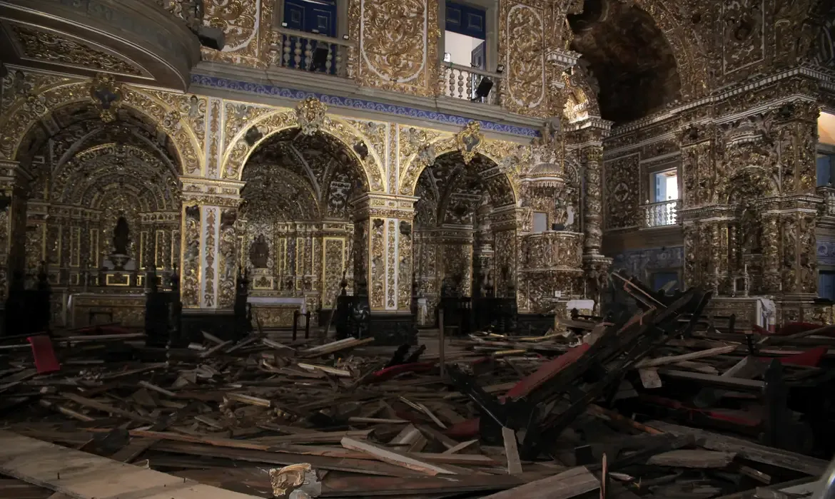 O templo cat&oacute;lico segue fechado ao p&uacute;blico desde o desabamento de parte do teto ocorrido em fevereiro de 2025. | Foto: Maiara Cerqueira/MinC