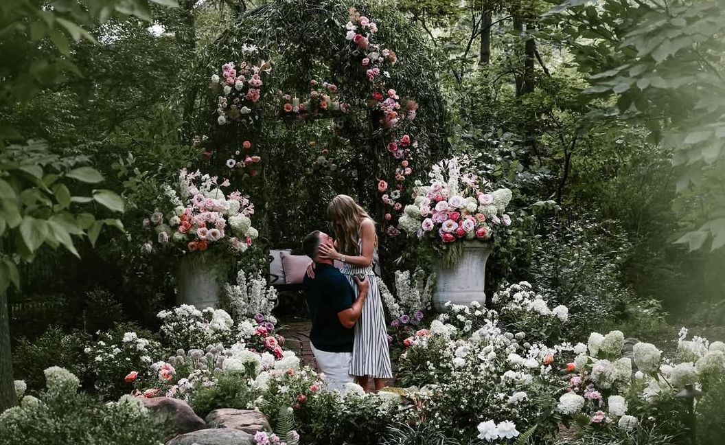 No anúncio do noivado, os dois compartilharam fotos do pedido em meio a um cenário florido. | Foto: Redes Sociais/Taylor Swift/Travis Kelce