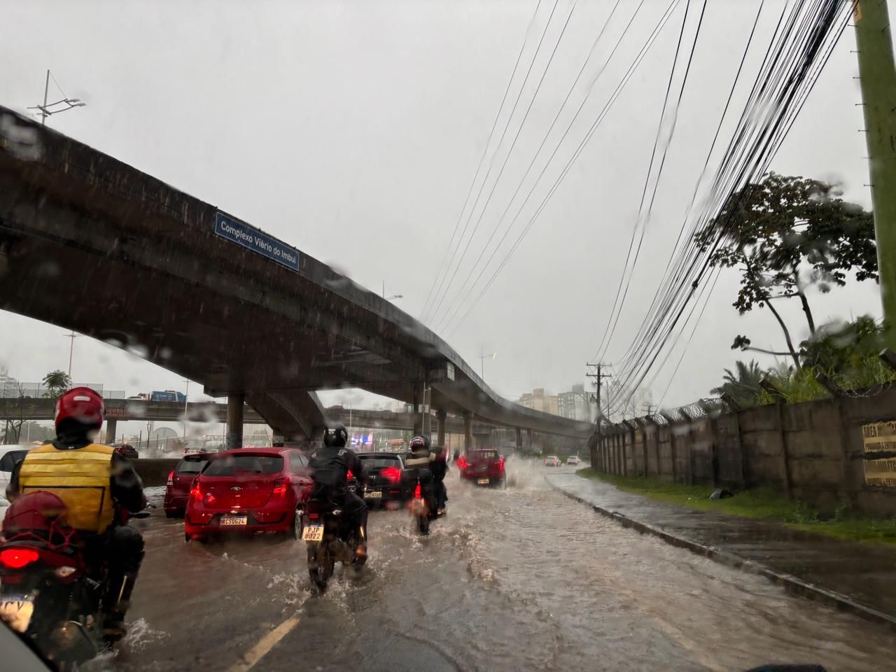 O&nbsp;Inmet emitiu alerta laranja de perigo para&nbsp;Salvador&nbsp;devido ao&nbsp;acumulado expressivo de chuvas desde o in&iacute;cio da semana. | Foto: Bruna Castelo Branco/Aratu On