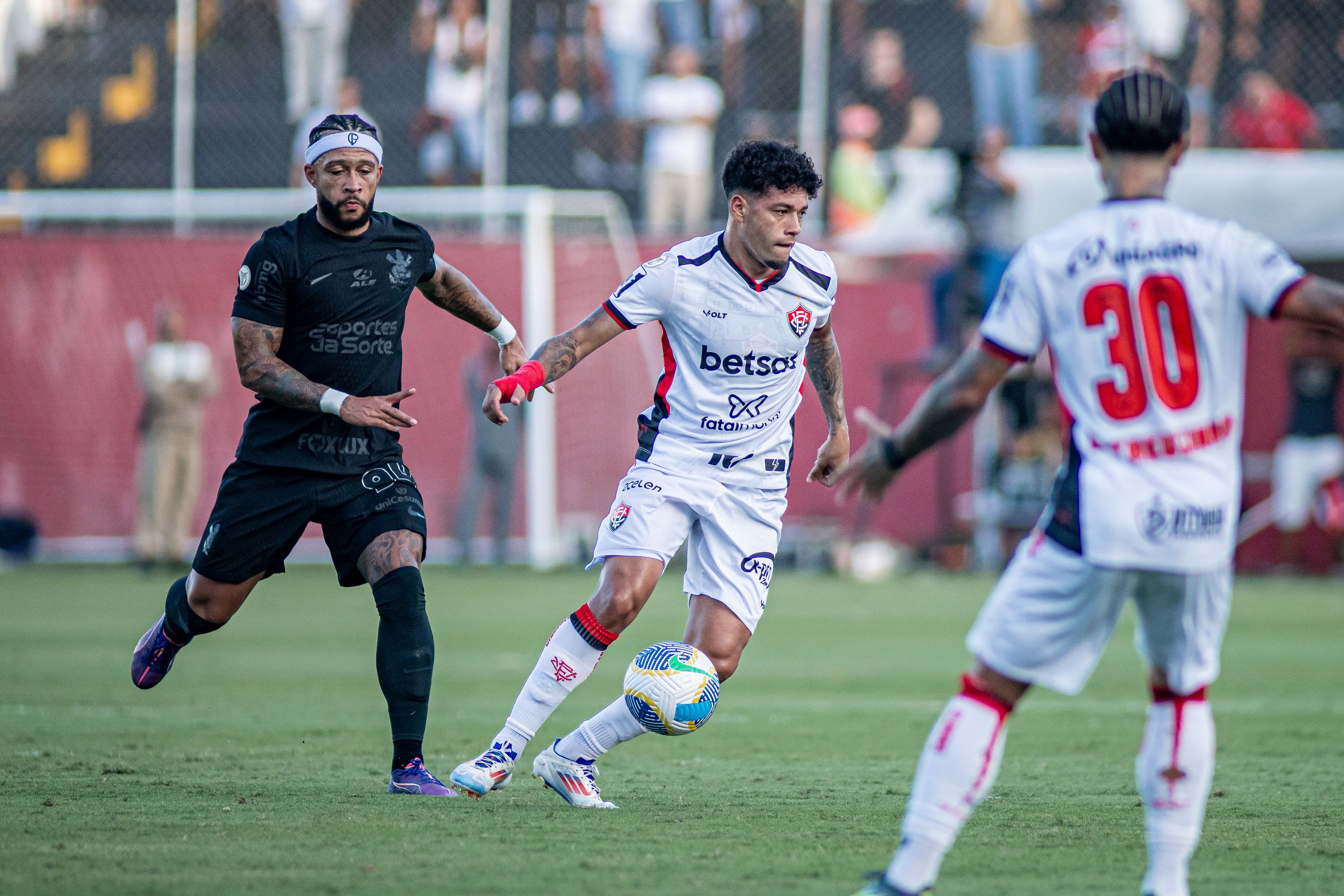 Vitória x Corinthians no Barradão, em 2024; Timão venceu por 2 a 1 | Fotos: Victor Ferreira/EC Vitória