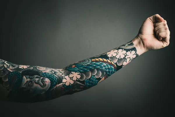 O estudo sugere que vacinas aplicadas próximas a uma tatuagem podem gerar uma resposta menor em parte da população. | Foto: Ilustrativa/Pexels
