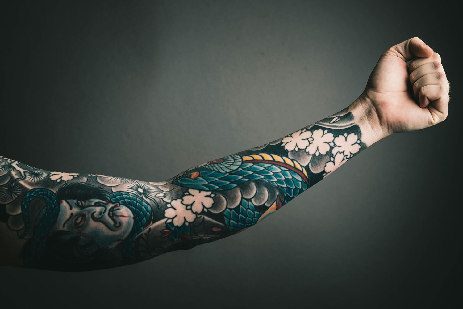 O estudo sugere que vacinas aplicadas próximas a uma tatuagem podem gerar uma resposta menor em parte da população. | Foto: Ilustrativa/Pexels