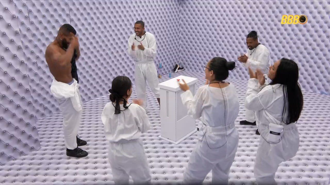 Ap&oacute;s pouco mais de 100 horas de confinamento, Ricardo apertou o bot&atilde;o do Quarto Branco do BBB 26. | Foto: Reprodu&ccedil;&atilde;o/Globoplay