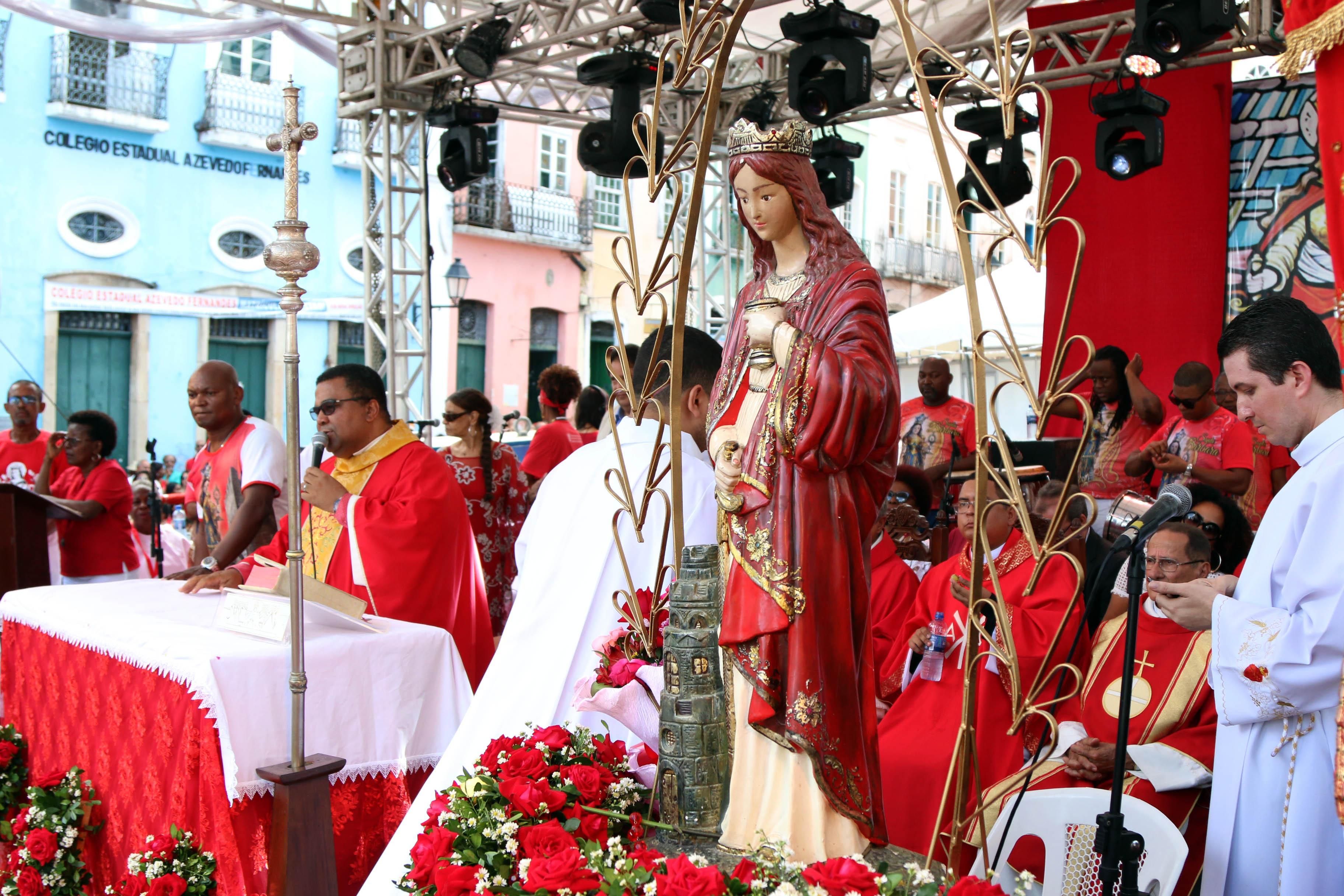 Na manhã do dia 4, devotos vestidos de vermelho e branco se reúnem no Largo do Pelourinho para a missa. | Foto: Bruno Concha/Secom