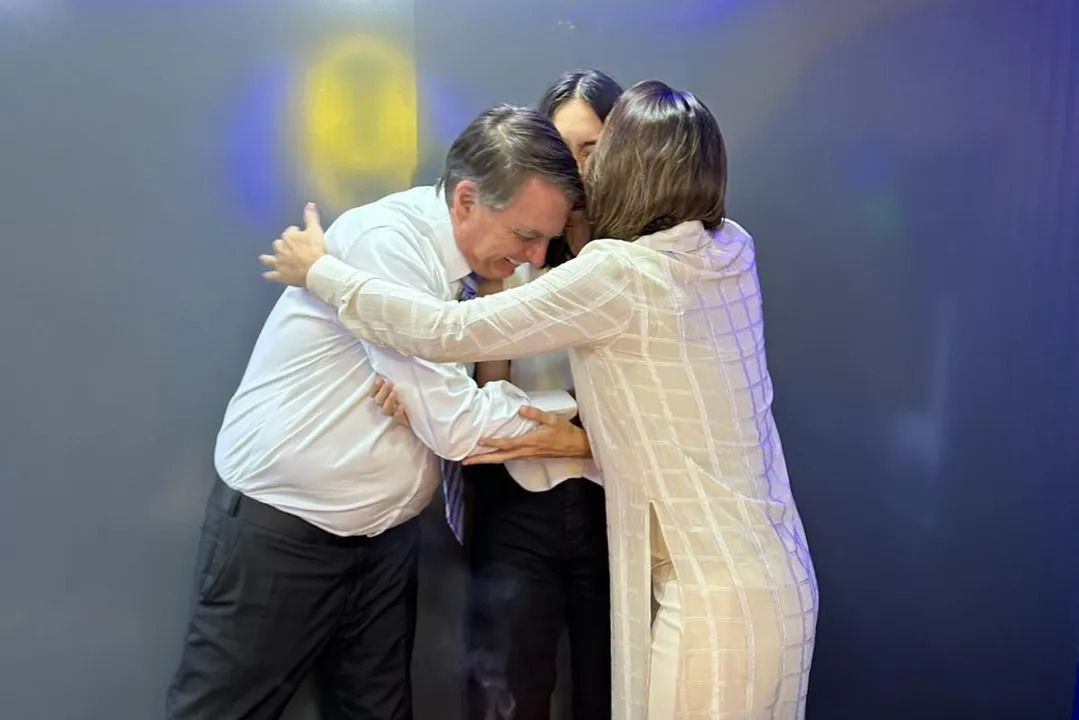 Michelle e Jair Bolsonaro comemoram o aniversário da filha, Laura Bolsonaro, que completa 15 anos. Foto: Reprodução / Instagram @michellebolsonaro