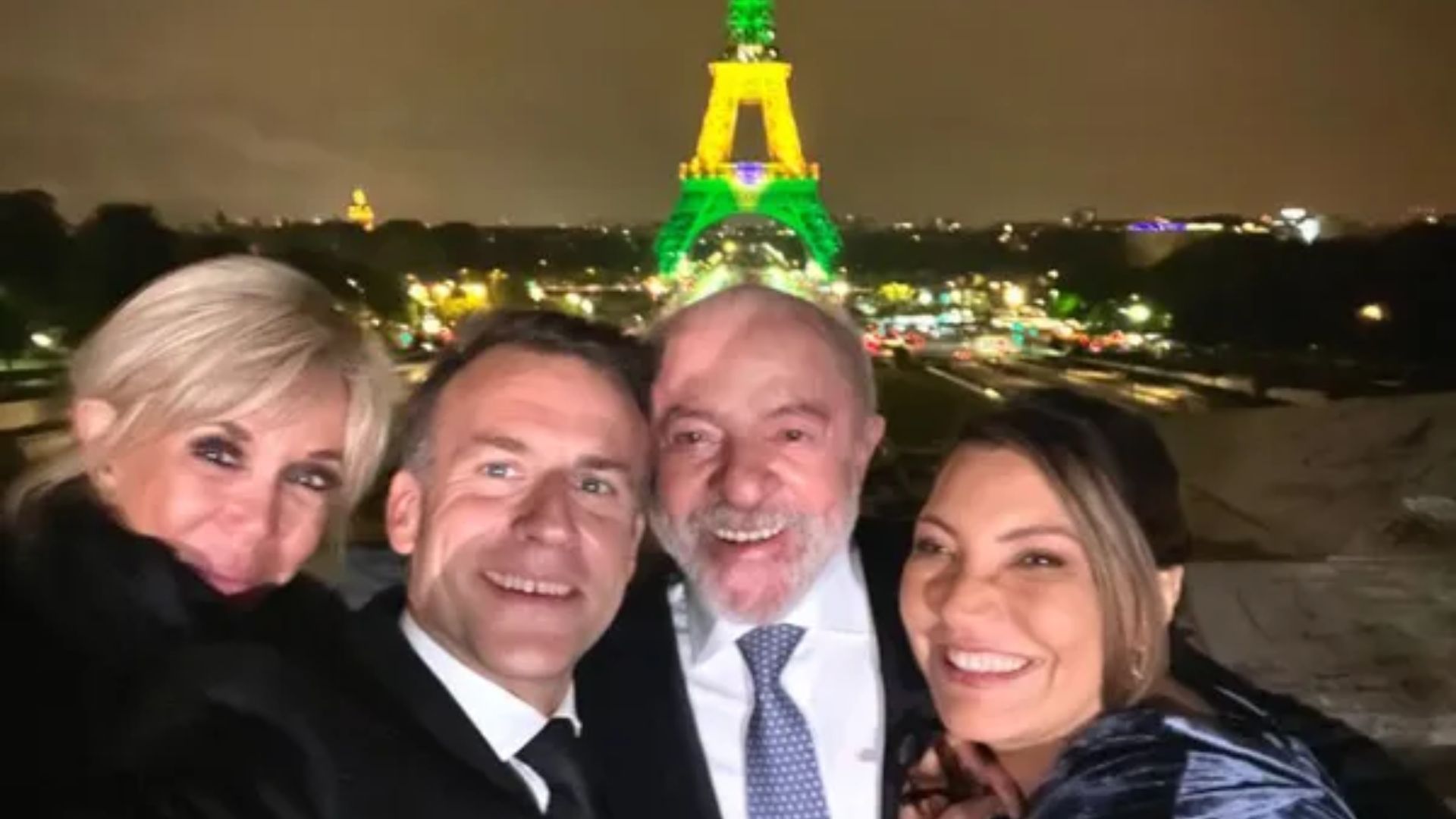 Torre Eiffel, em Paris, foi iluminada com as cores verde, amarelo e azul durante visita de Lula, em junho | Foto: redes sociais / @EmmanuelMacron