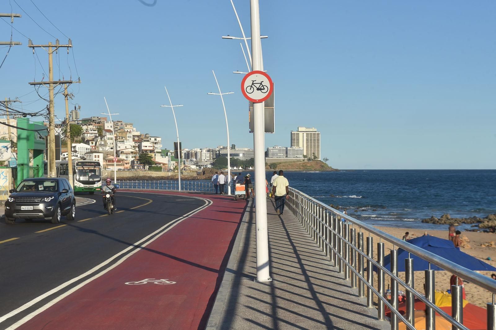 Uma &aacute;rvore de grande porte caiu sobre a rede el&eacute;trica no Alto de Ondina, em Salvador, e provocou uma interrup&ccedil;&atilde;o no fornecimento de energia. | Foto: Max Haack/Secom PMS