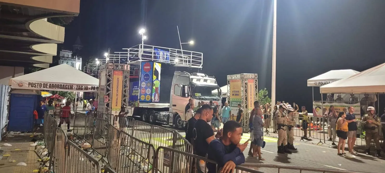 Barricadas foram instaladas para impedir a entrada de foliões à região do Farol da Barra. | Foto: Edimário Duplat