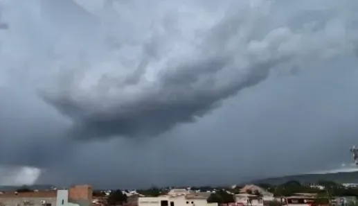Uma forte ventania atingiu o município de Barreiras, no oeste da Bahia, nesta segunda-feira (1º). | Foto: Redes Sociais