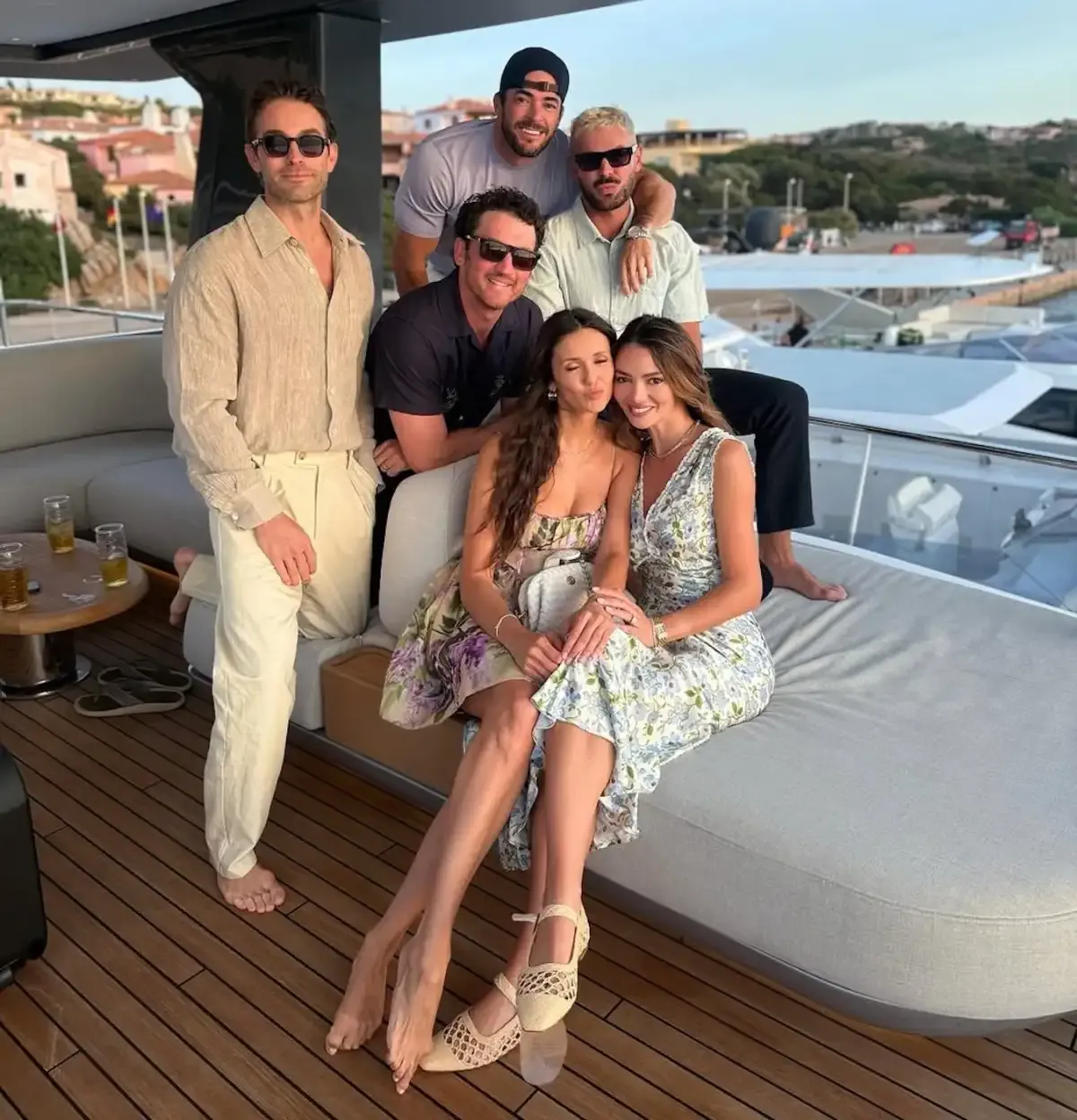 Zac Efron e Nina Dobrev em passeio de iate na Itália com amigos. Foto: Reprodução / Instagram @keleighteller