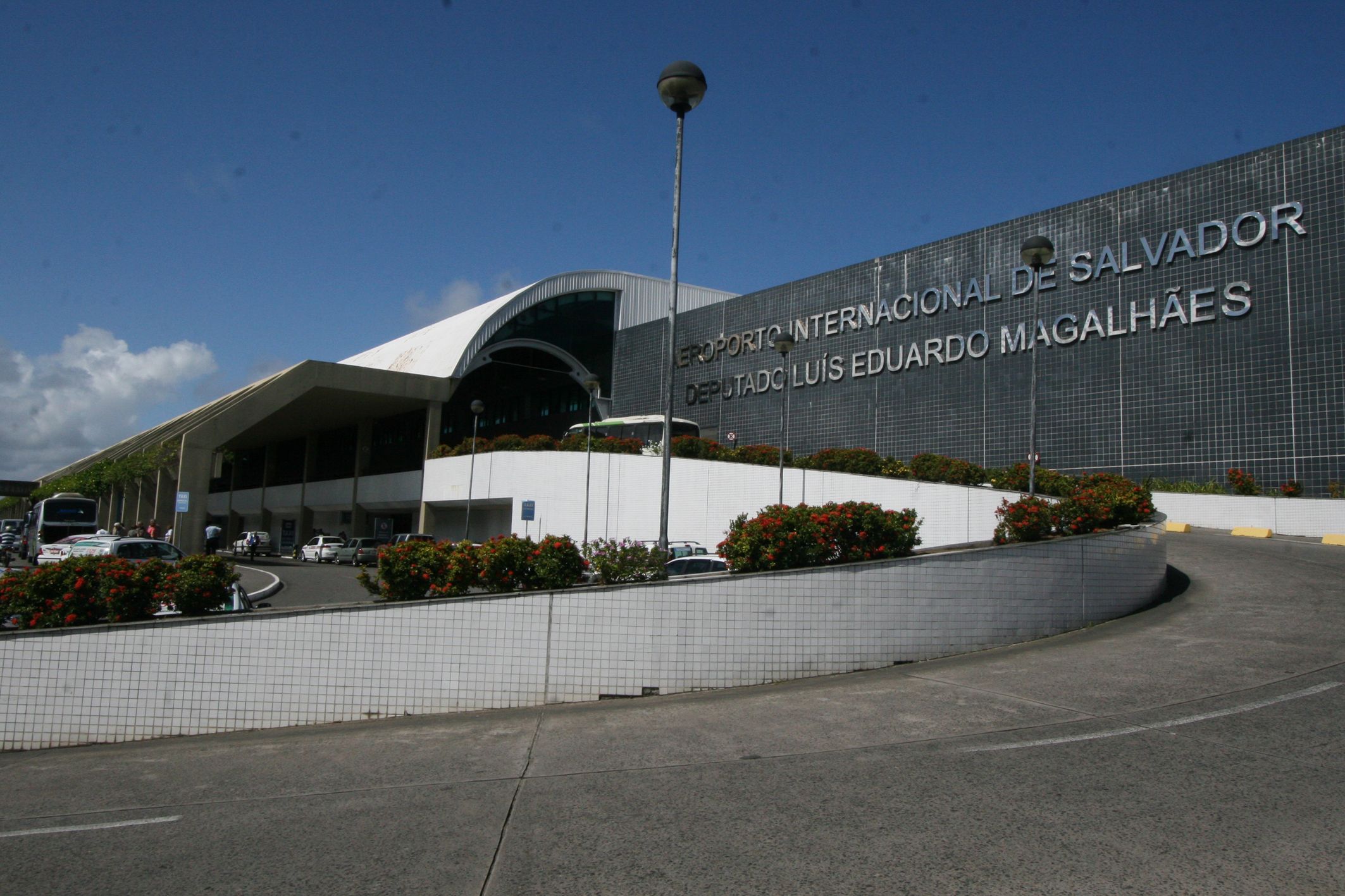 No interior da bagagem, foram encontrados diversos blocos embalados contendo uma subst&acirc;ncia suspeita. | Foto: Divulga&ccedil;&atilde;o