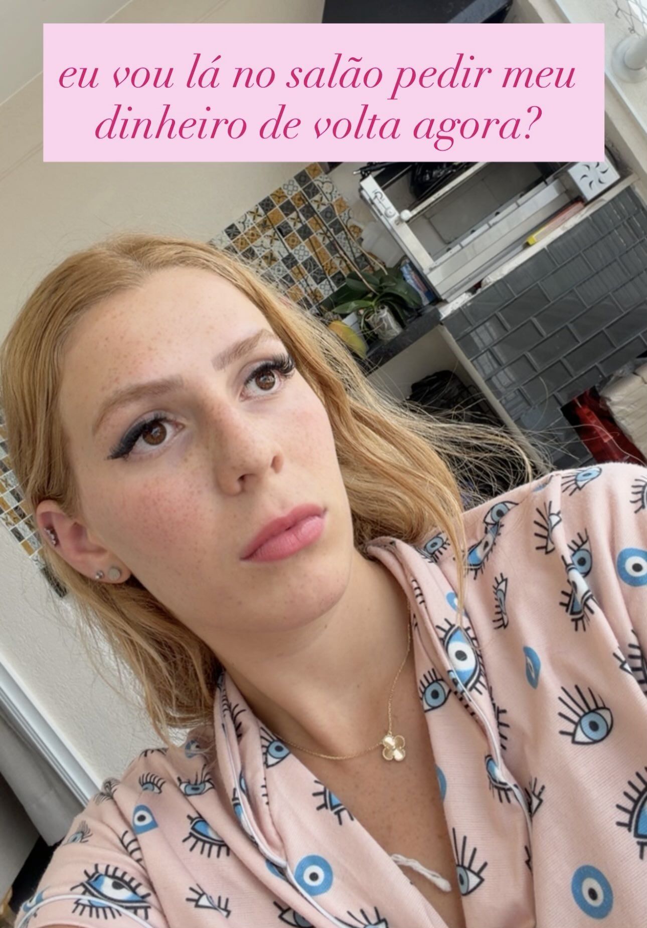 A confus&atilde;o come&ccedil;ou ap&oacute;s Mal&eacute;vola reclamar nas redes sociais de ter pago R$ 6 mil em um sal&atilde;o de beleza para pintar o cabelo. | Foto: Redes Sociais