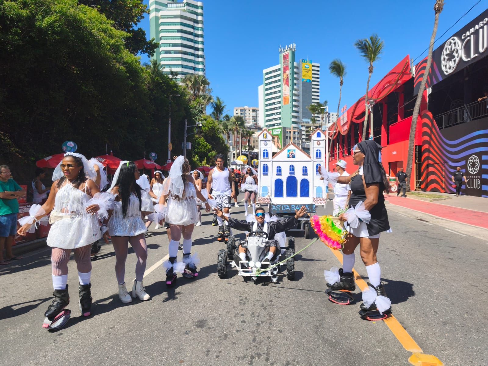 &Agrave; rep&oacute;rter Ananda Costa, do Aratu On, a foli&atilde; explicou que o bloco &eacute; uma homenagem a Santo Ant&ocirc;nio. | Foto: Ananda Costa/Aratu On