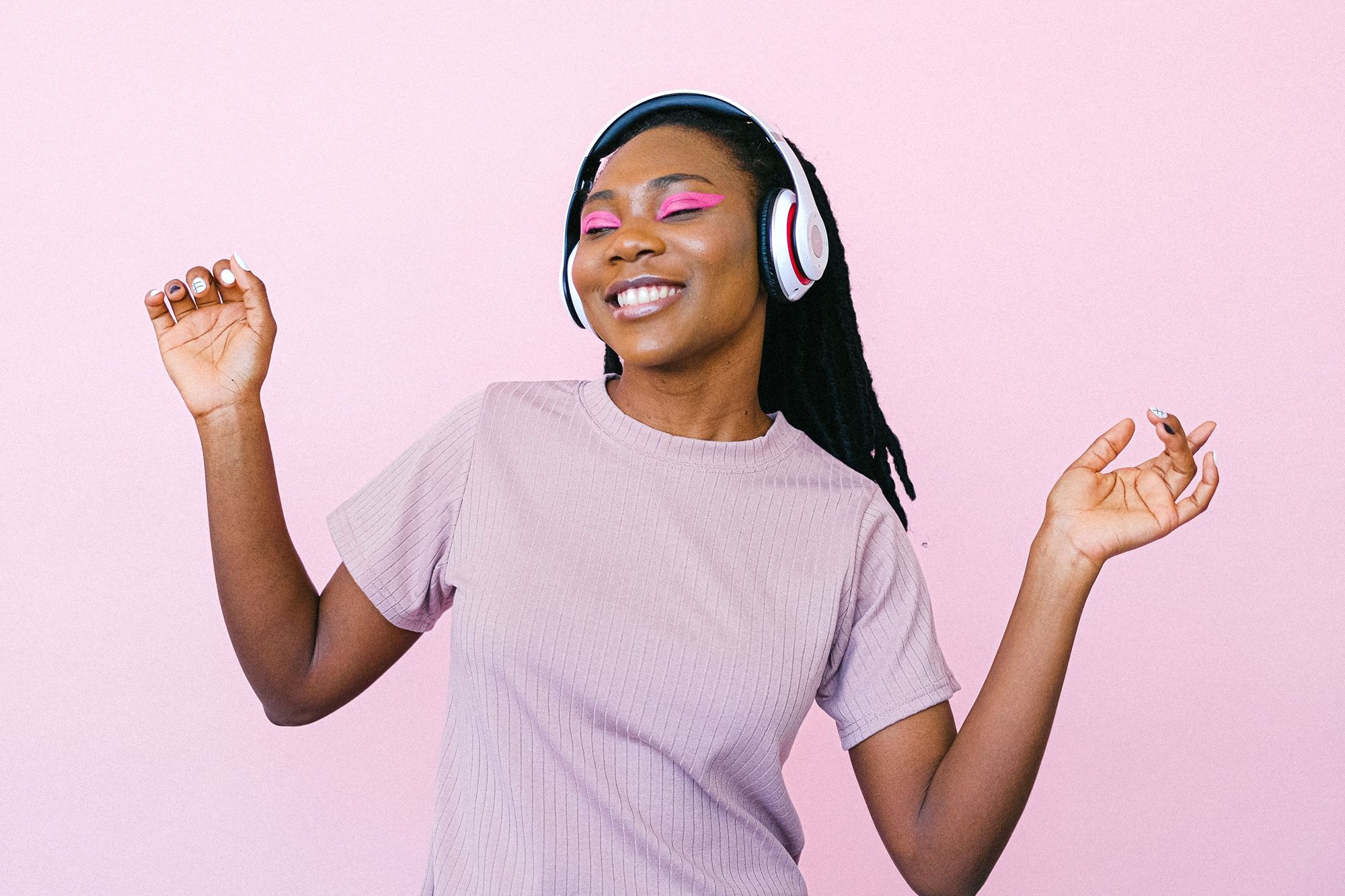 Al&eacute;m de ouvir, tocar instrumentos pode ser uma maneira de expressar emo&ccedil;&otilde;es. | Foto: Ilustrativa/Pexels