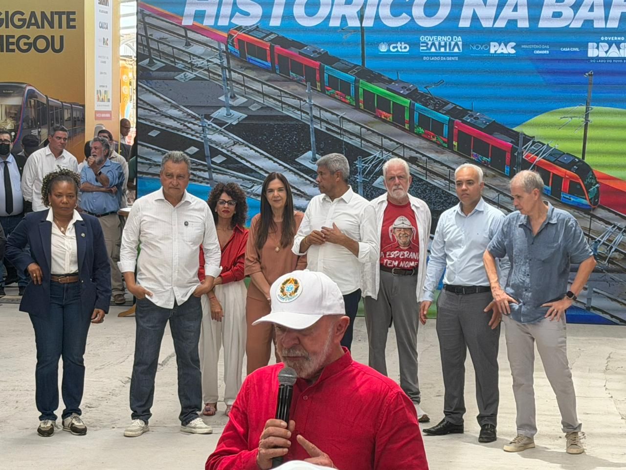 Dentre outras autoridades presentes, estiveram o senador Jaques Wagner, o governador Jer&ocirc;nimo Rodrigues (PT) e o ministro da Casa Civil, Rui Costa (PT). | Foto: Jo&atilde;o Tramm/Aratu On