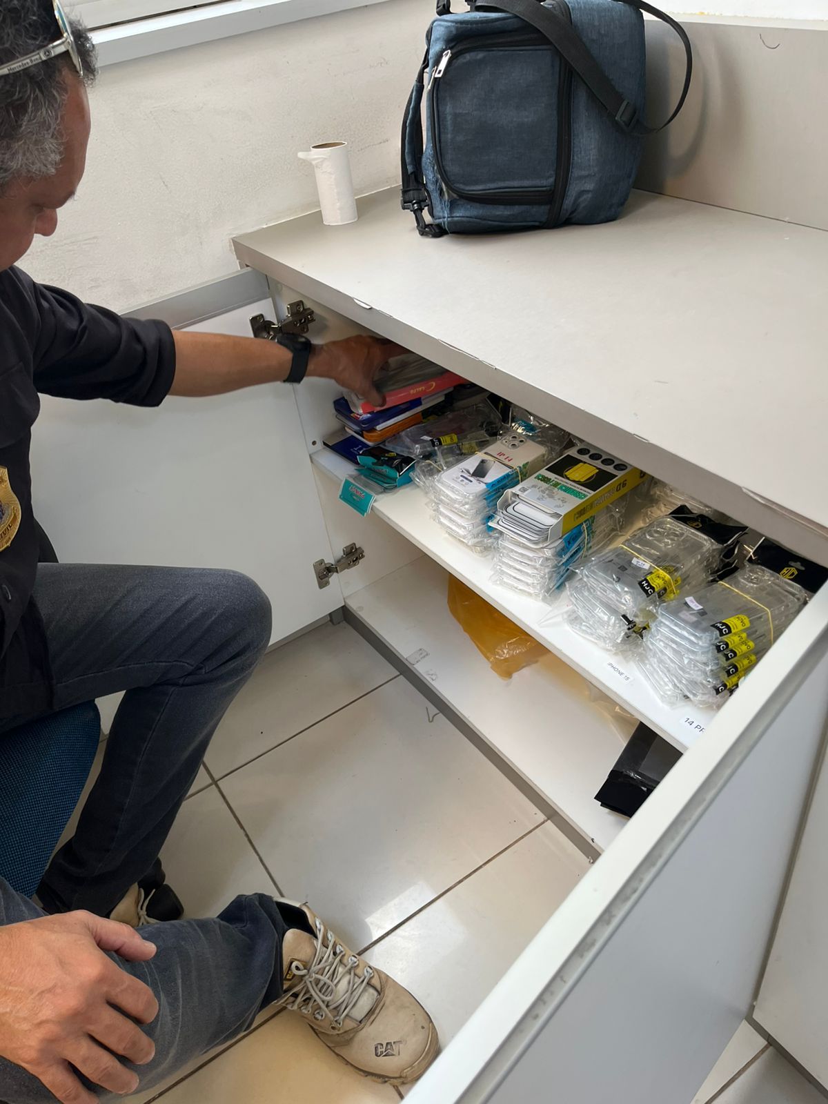 Duas pessoas foram conduzidas para prestar esclarecimentos sobre a procedência dos produtos encontrados. | Foto: SSP-BA