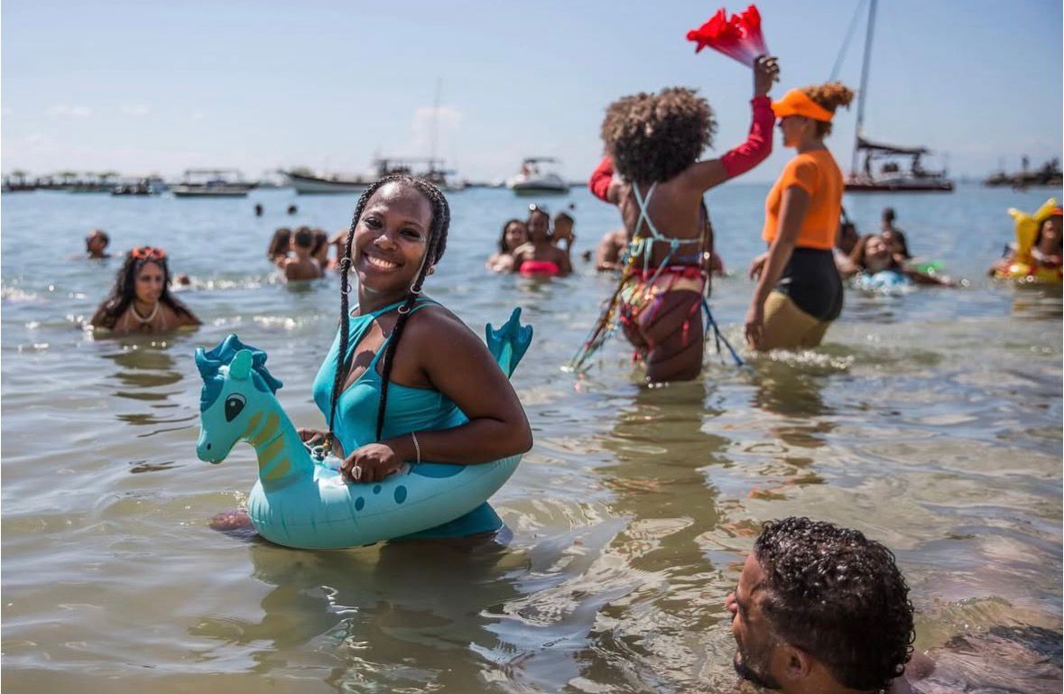 Um dos eventos mais simb&oacute;licos do pr&eacute;-Carnaval de Salvador, o Banho de Mar &agrave; Fantasia acontece neste domingo (8). | Foto: Divulga&ccedil;&atilde;o
