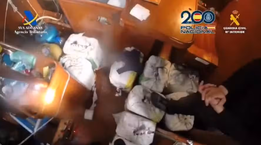 A deten&ccedil;&atilde;o ocorreu no &uacute;ltimo dia 18 de junho, ap&oacute;s a intercepta&ccedil;&atilde;o de um veleiro que transportava cerca de 500 quilos de coca&iacute;na em &aacute;guas internacionais. | Foto: Redes Sociais