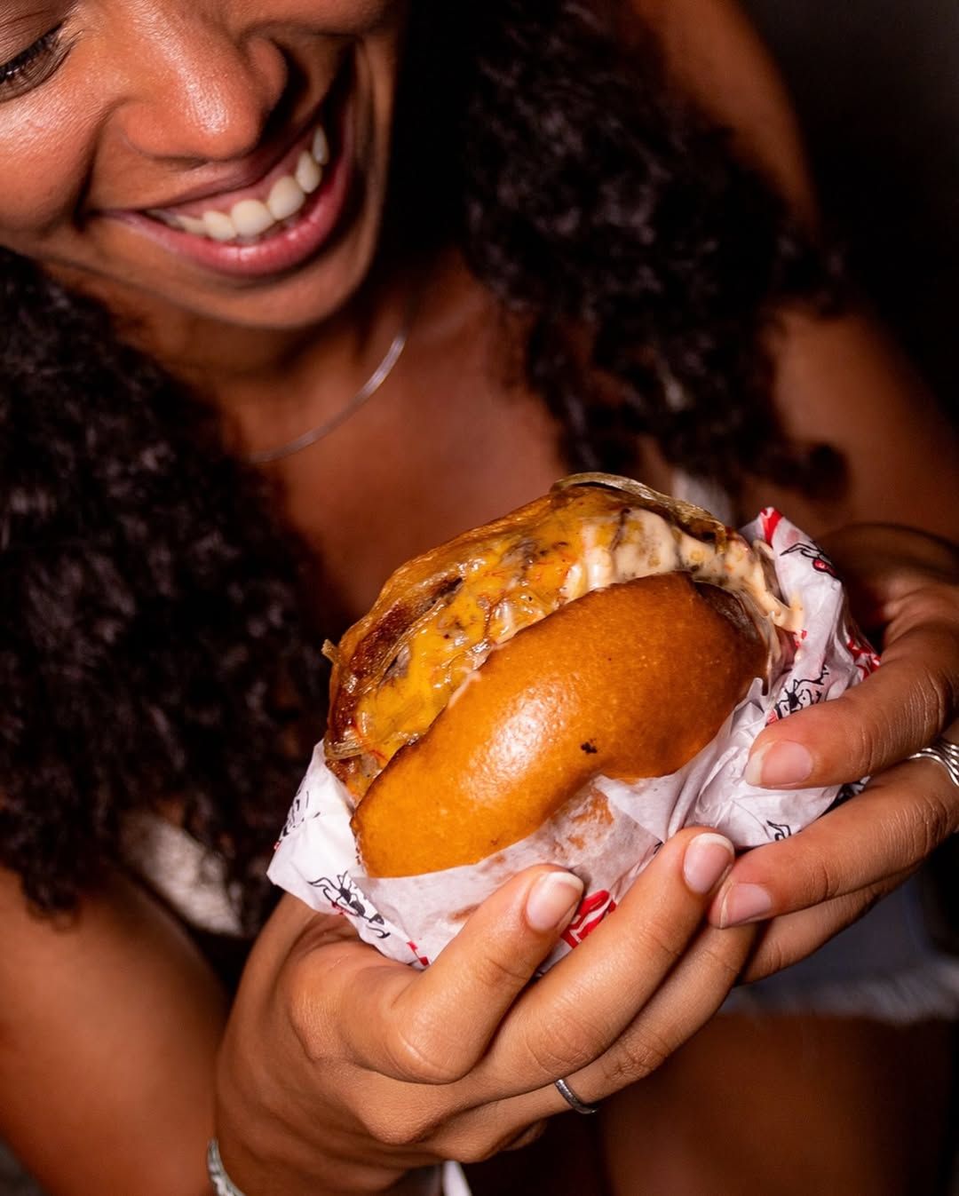Em Salvador, falar de hambúrguer artesanal também é falar da Red Burger N Bar. | Foto: Redes Sociais