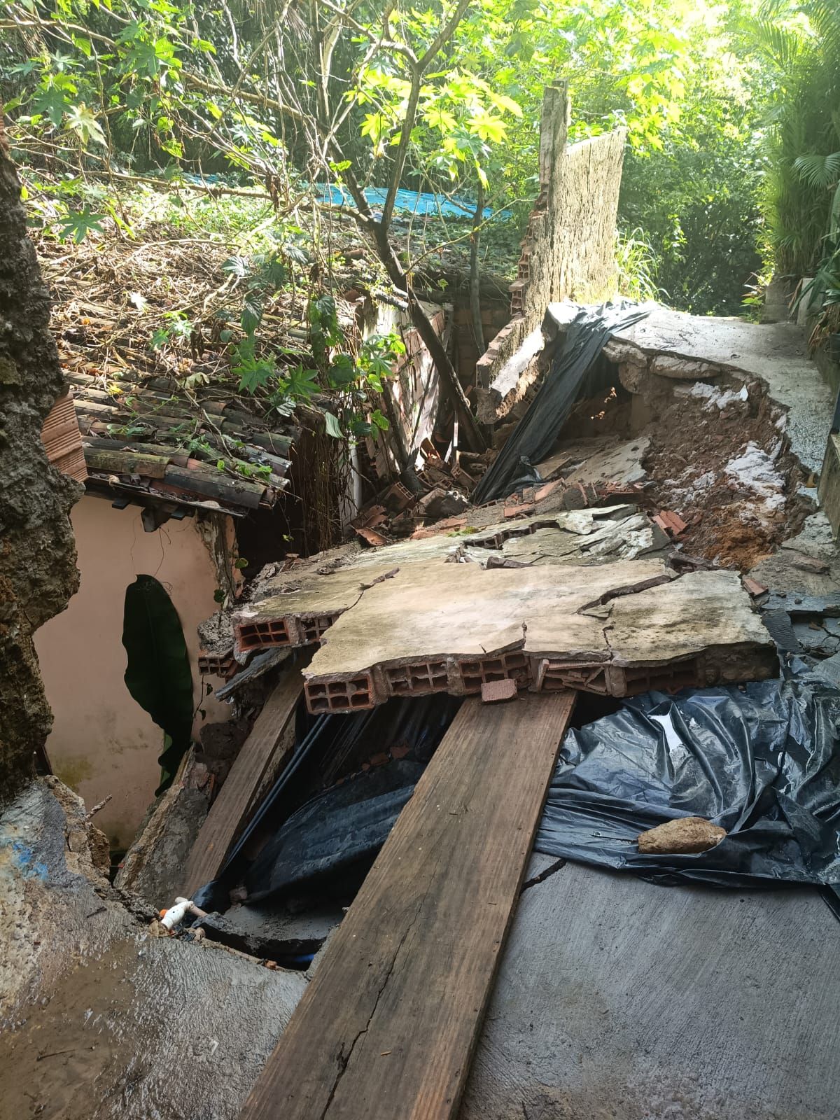 O incidente interditou completamente a via de acesso aos im&oacute;veis da regi&atilde;o e deixou moradores de duas resid&ecirc;ncias impossibilitados de sair. | Foto: Codesal