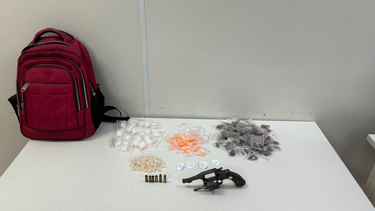 Durante a a&ccedil;&atilde;o, foram apreendidos uma arma de fogo e uma mochila contendo drogas, entre elas maconha, coca&iacute;na e crack. | Reprodu&ccedil;&atilde;o: Pol&iacute;cia Militar