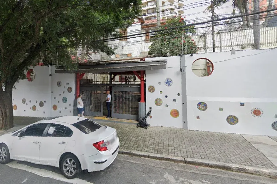 Um grupo de alunos foi suspenso ap&oacute;s criar uma enquete para eleger as meninas mais estupr&aacute;veis da escola. | Foto: Google Street View