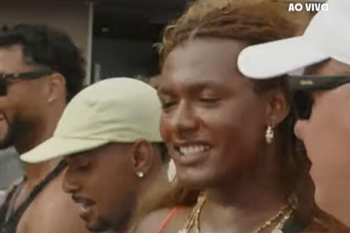 Liniker dança ao som de