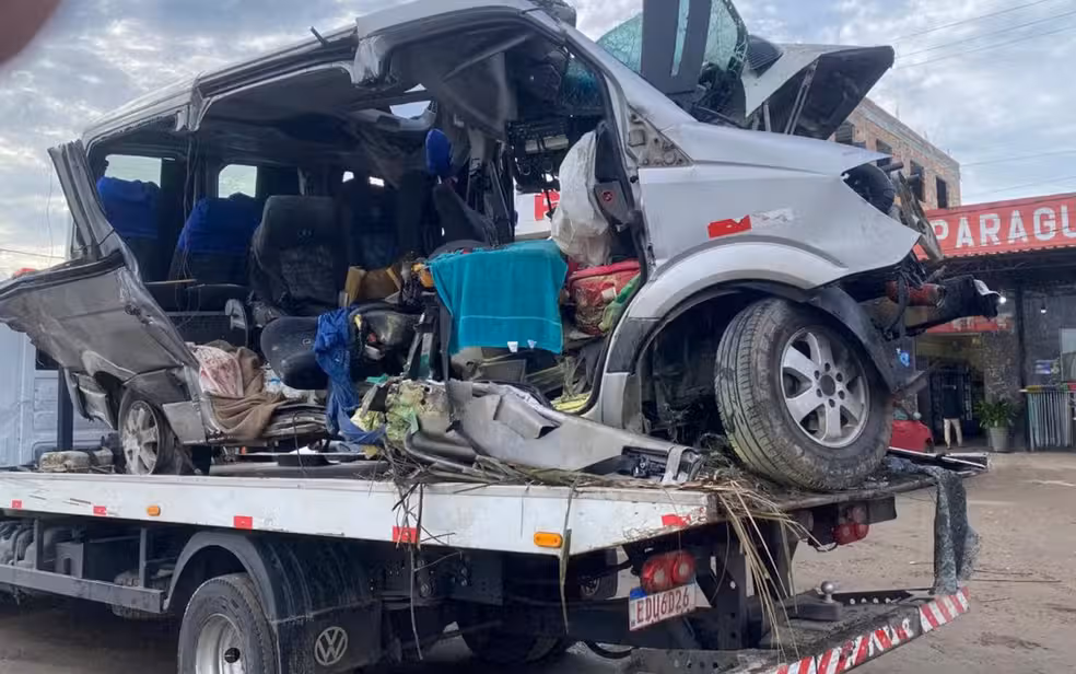 A colisão entre o caminhão e uma van deixou 16 mortos e quatro feridos. | Foto: Redes Sociais