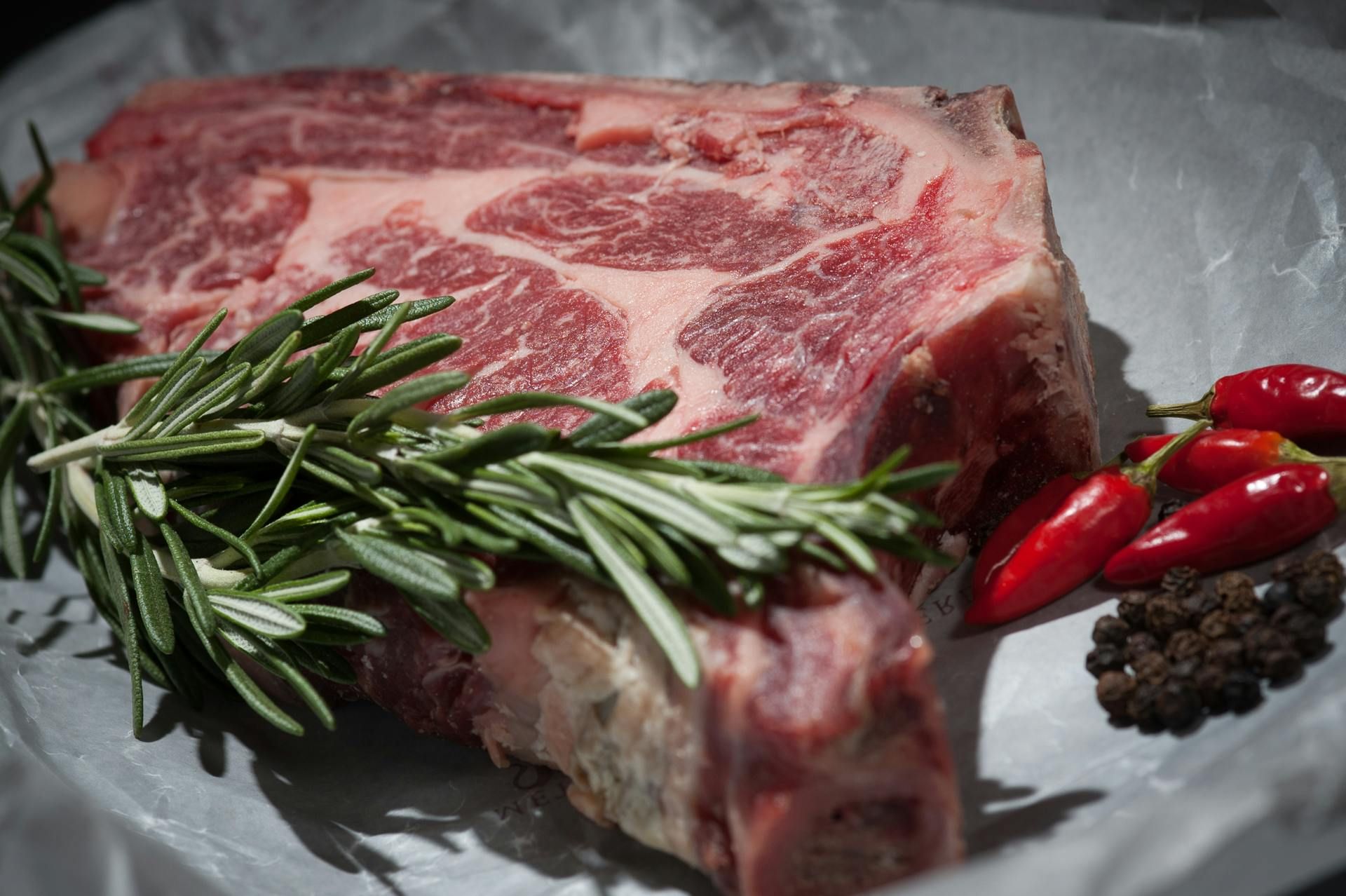 De acordo com os dados observacionais, indivíduos que consumiam mais carne vermelha, ultraprocessados e bebidas açucaradas apresentaram maior risco. | Foto: Ilustrativa/Pexels