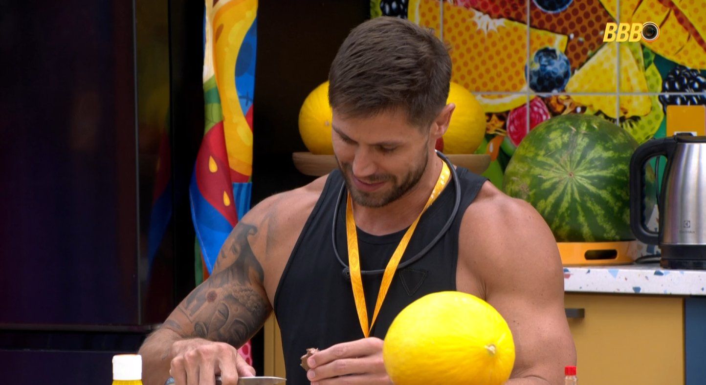 Na semana anterior, Jonas contou, em conversa com Ana Paula, Samira e Gabriela, as cirurgias e procedimentos est&eacute;ticos que j&aacute; fez. | Foto: Gshow