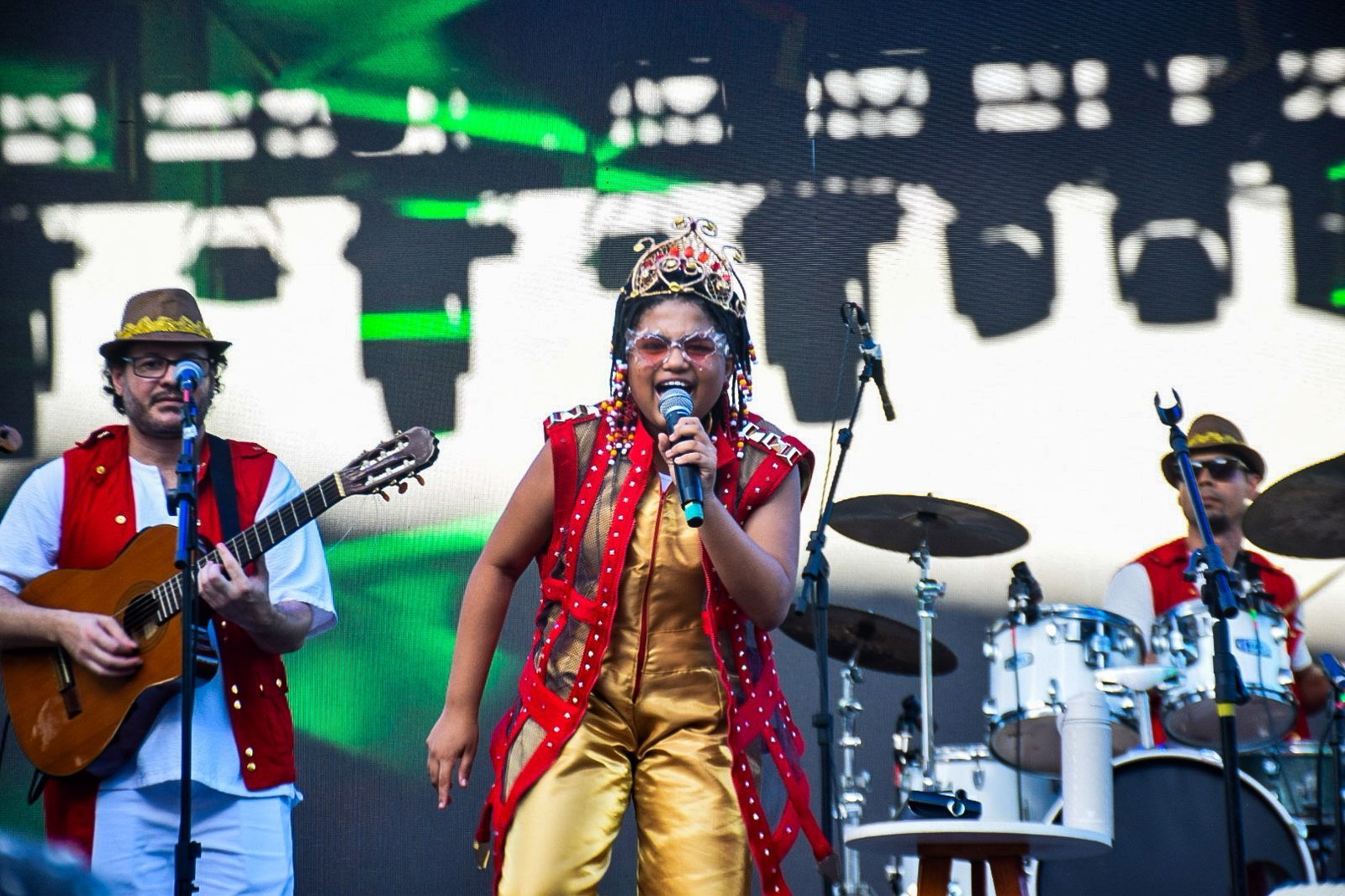 Enquanto Leandro Rocha, conhecido como Boneco, est&aacute; confinado no BBB 26, a filha do participante, a cantora mirim Lilica Rocha, se apresenta no Carnaval de Salvador. | Foto: @edineudodesouza /Ag.F Pontes
