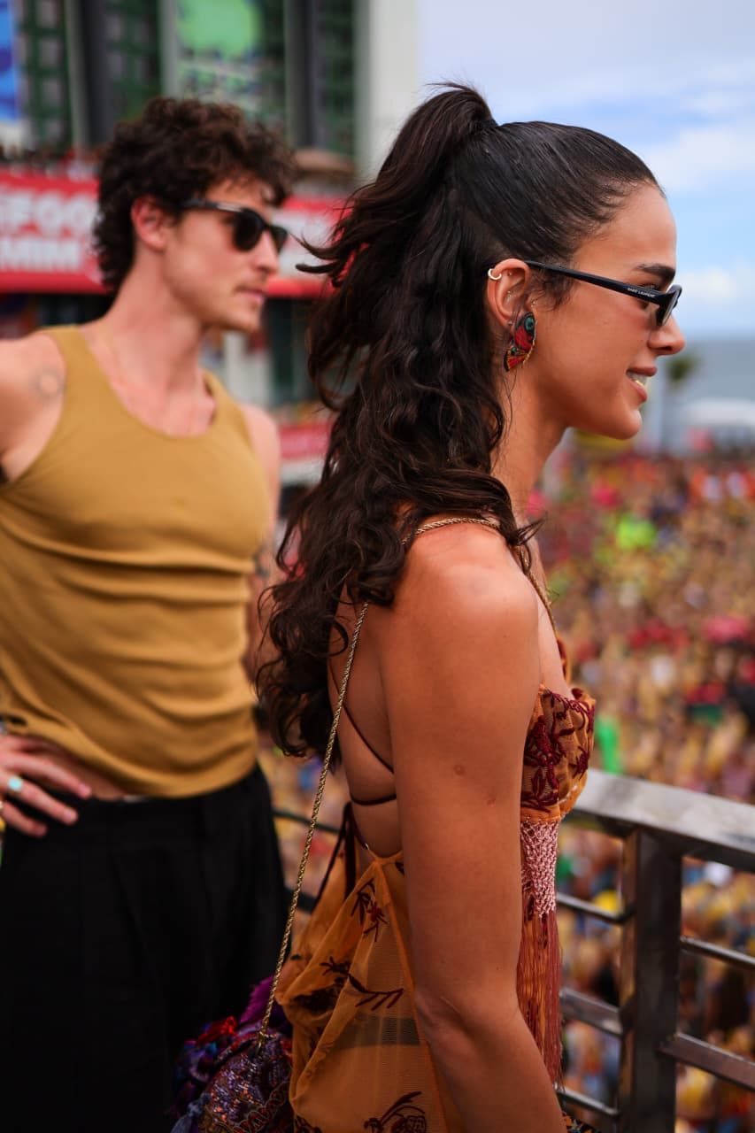 Shawn Mendes subiu no trio de Ivete Sangalo por volta das 14h40, acompanhado da atriz Bruna Marquezine. | Foto: @zainzamecc/Ag. F Pontes