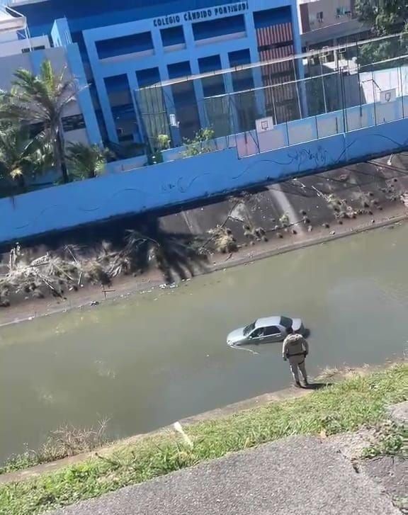 Uma mulher precisou ser resgatada pelo Corpo de Bombeiros ap&oacute;s o carro que conduzia cair em um c&oacute;rrego na Avenida Magalh&atilde;es Neto. | Foto: Redes Sociais