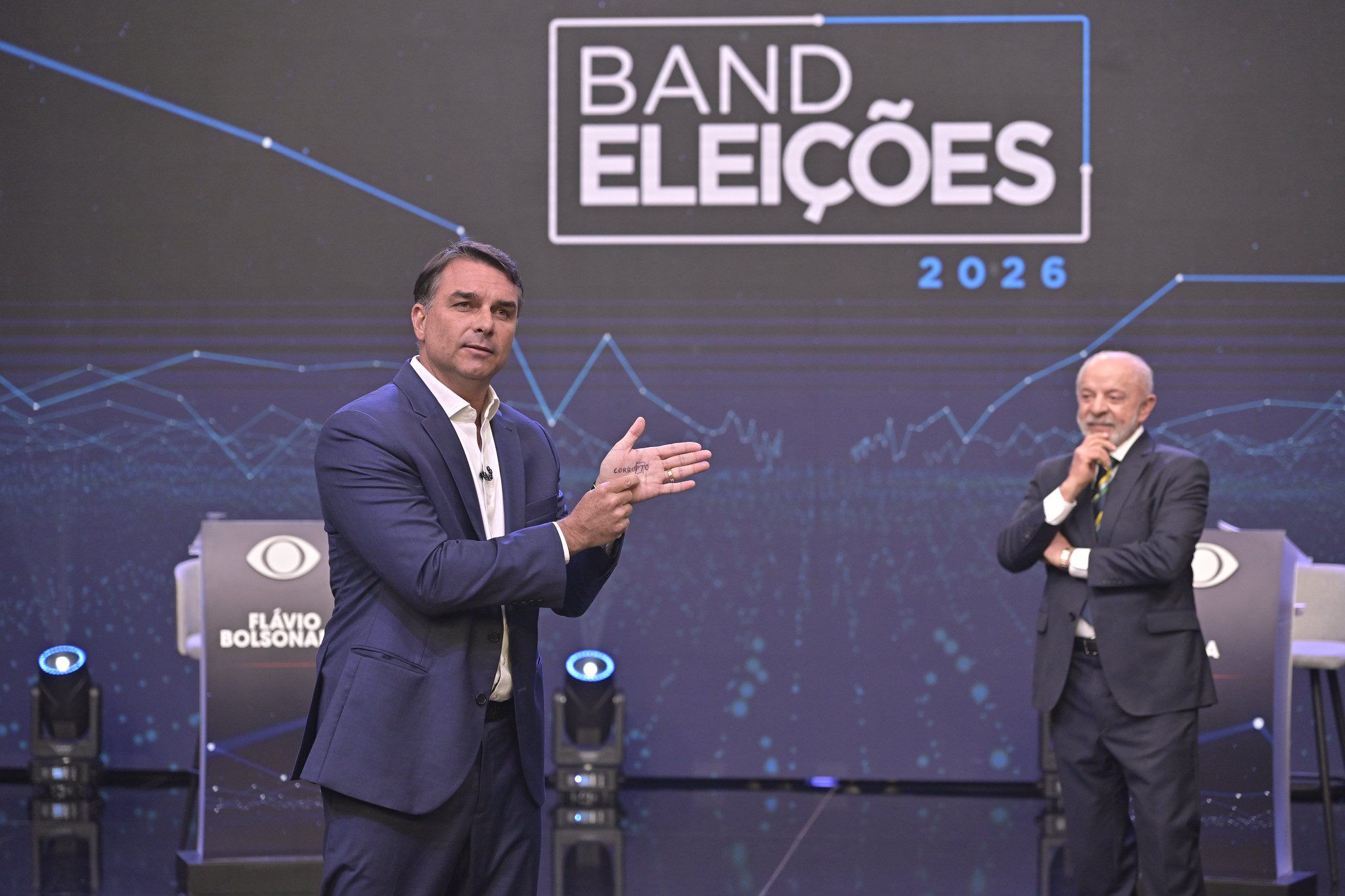 Aplicado ao cen&aacute;rio de 2026, o modelo estrutural projeta 51,1% dos votos v&aacute;lidos para Fl&aacute;vio Bolsonaro e 48,9% para Lula. | Foto: Renato Pizzutto/Band