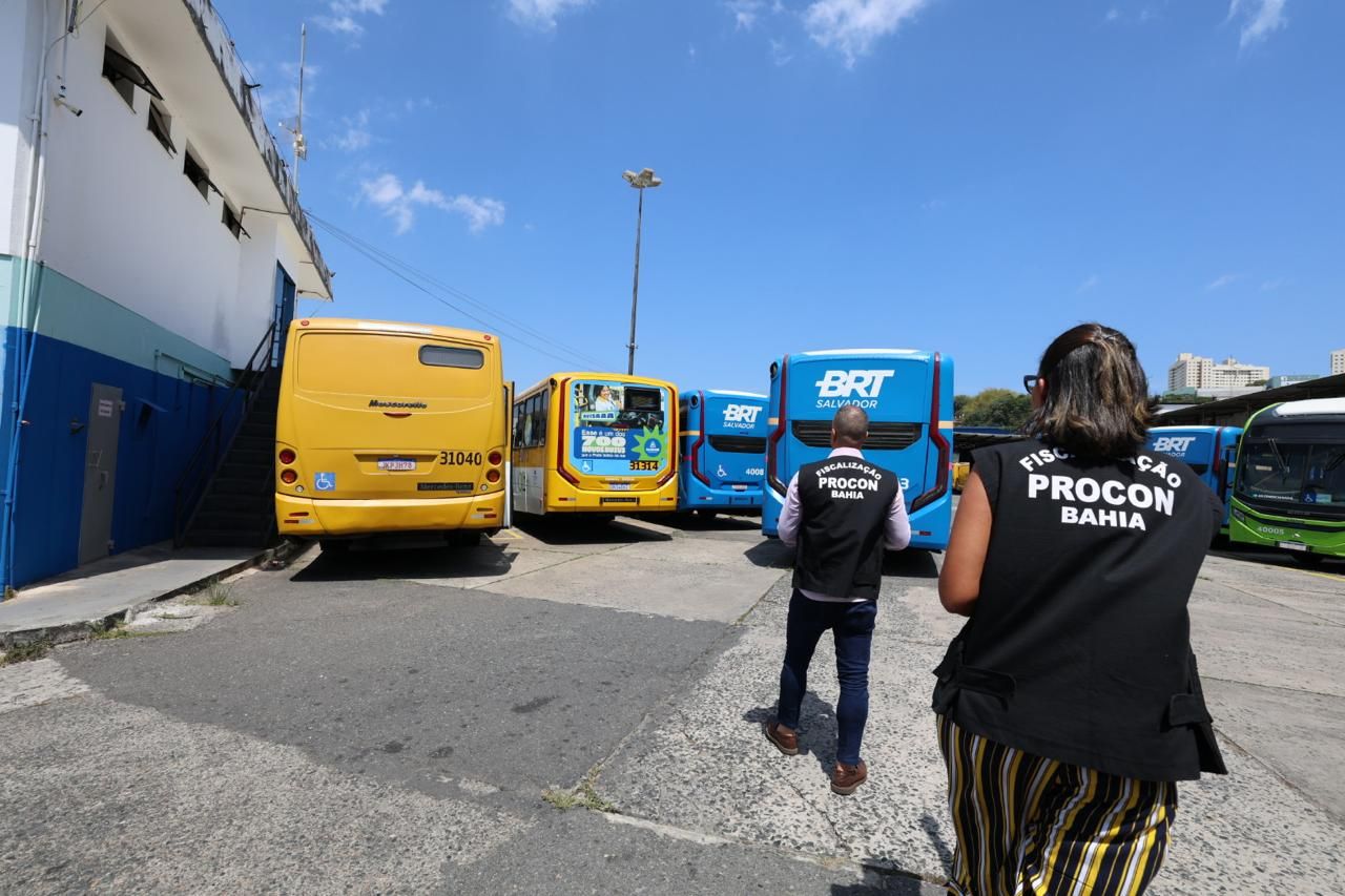 O Procon-BA identificou 544 ônibus parados em cinco garagens de empresas de transporte público de Salvador neste domingo (25). | Foto: Manu Dias/GOVBA
