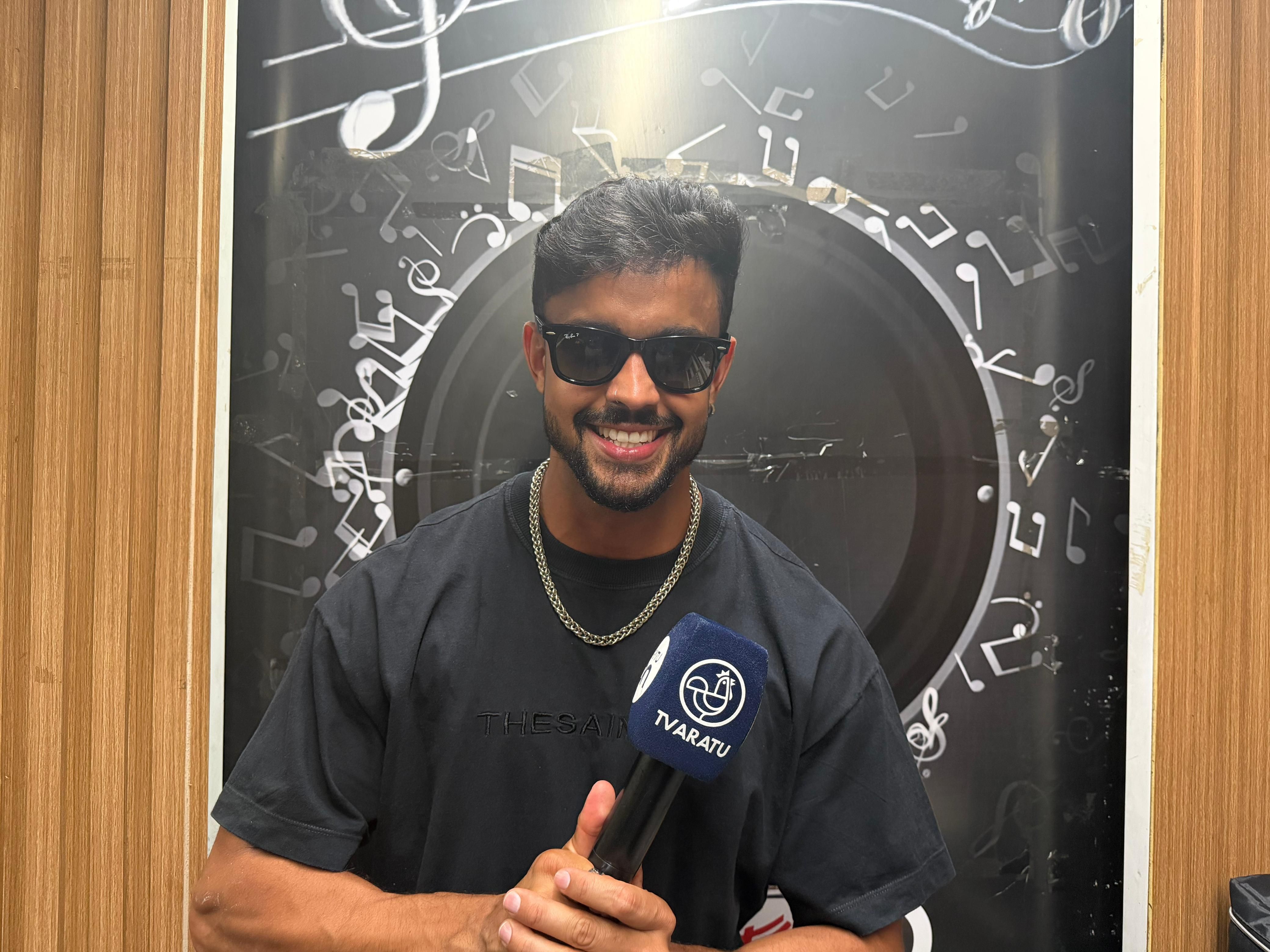 Lincoln Senna iniciou o Carnaval com uma das m&uacute;sicas mais citadas pelo p&uacute;blico como aposta para a folia deste ano. | Foto: Jo&atilde;o Tramm/Aratu On