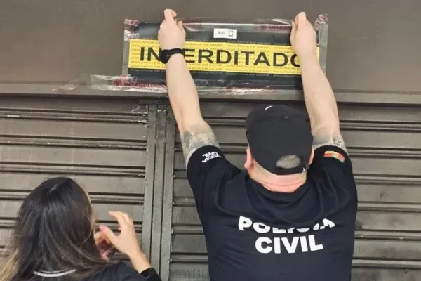 Durante as inspe&ccedil;&otilde;es, as equipes identificaram fezes e urina de roedores em diferentes pontos dos im&oacute;veis. | Foto: Redes Sociais