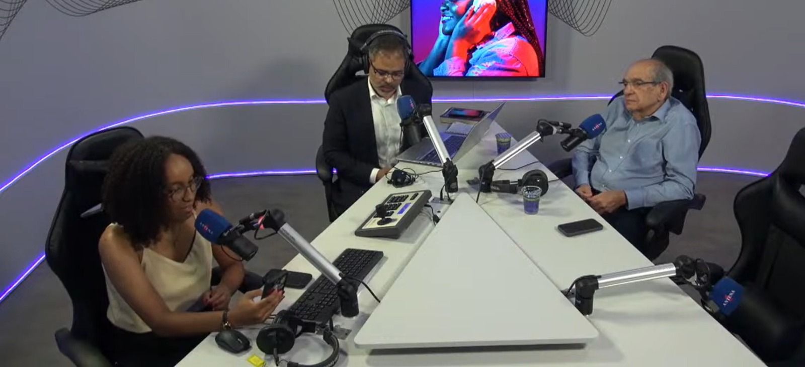 M&aacute;rio Kert&eacute;sz na bancada do Linha de Frente| Foto: Linha de Frente