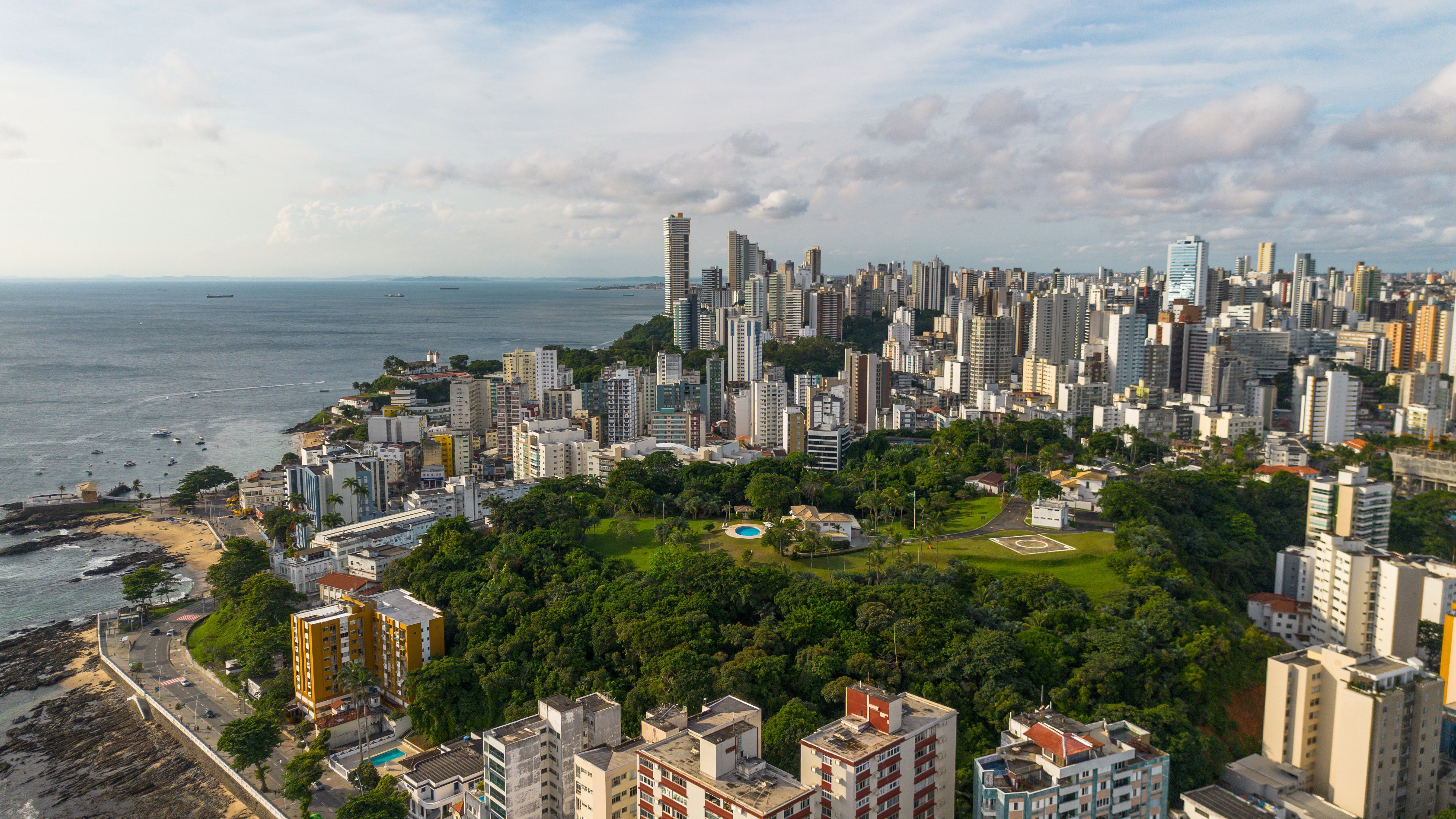 A Neoenergia Coelba programou desligamentos tempor&aacute;rios de energia el&eacute;trica em diferentes bairros de Salvador e em Lauro de Freitas. | Foto: Leonardo Dourado/Pexels