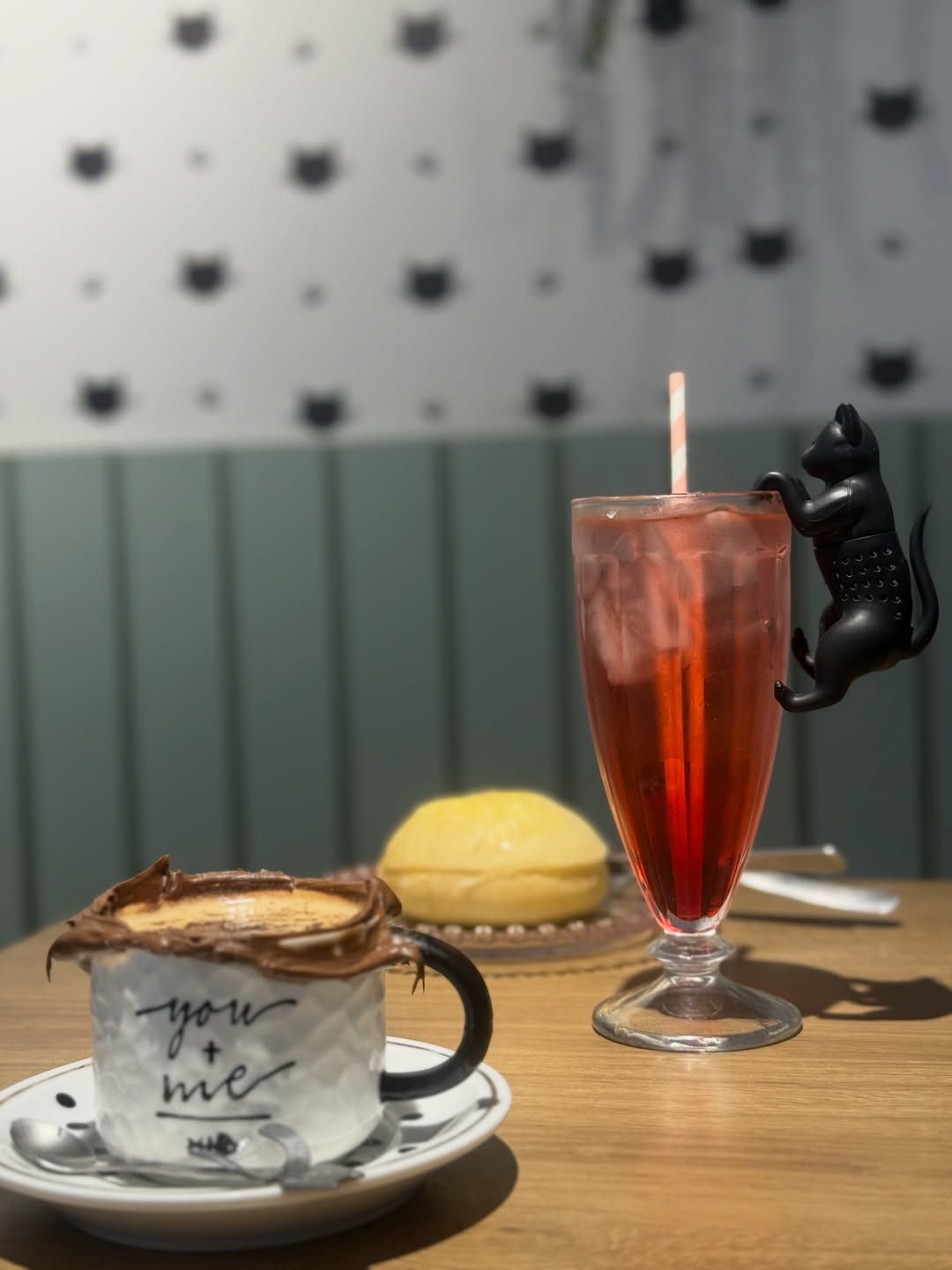 O cardápio inclui cafés quentes e gelados, salgados, tortas, empanadas, quiches, pães diversos e uma variedade de doces. | Foto: Redes Sociais/@cafegateirocatcafe