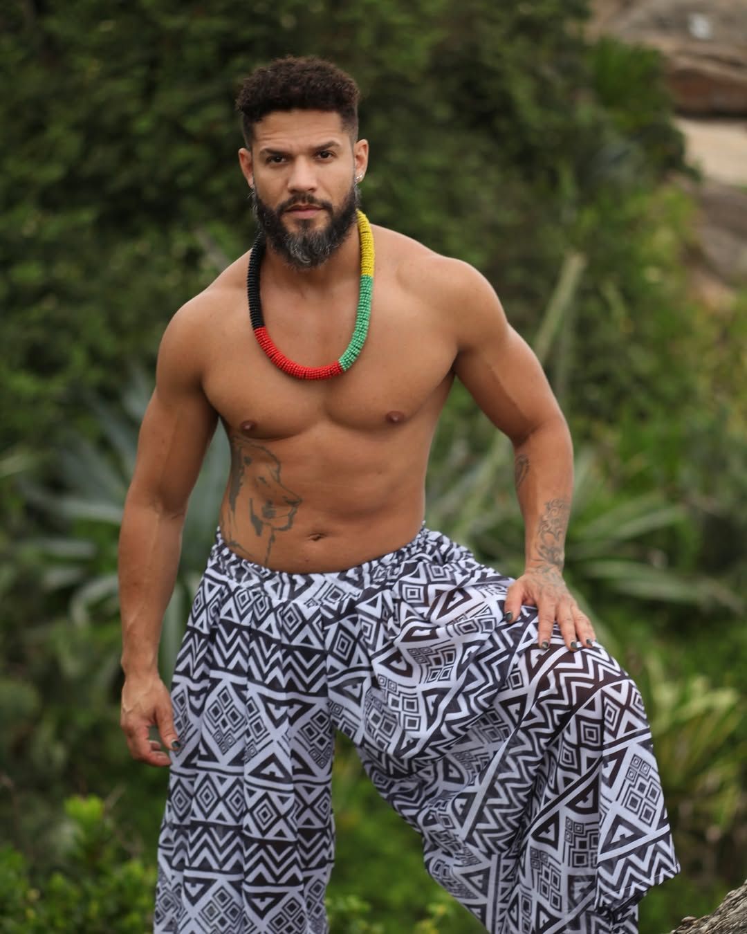 O material, que teria sido produzido para uma plataforma de conte&uacute;do por assinatura, passou a circular principalmente no X. | Foto: Redes Sociais