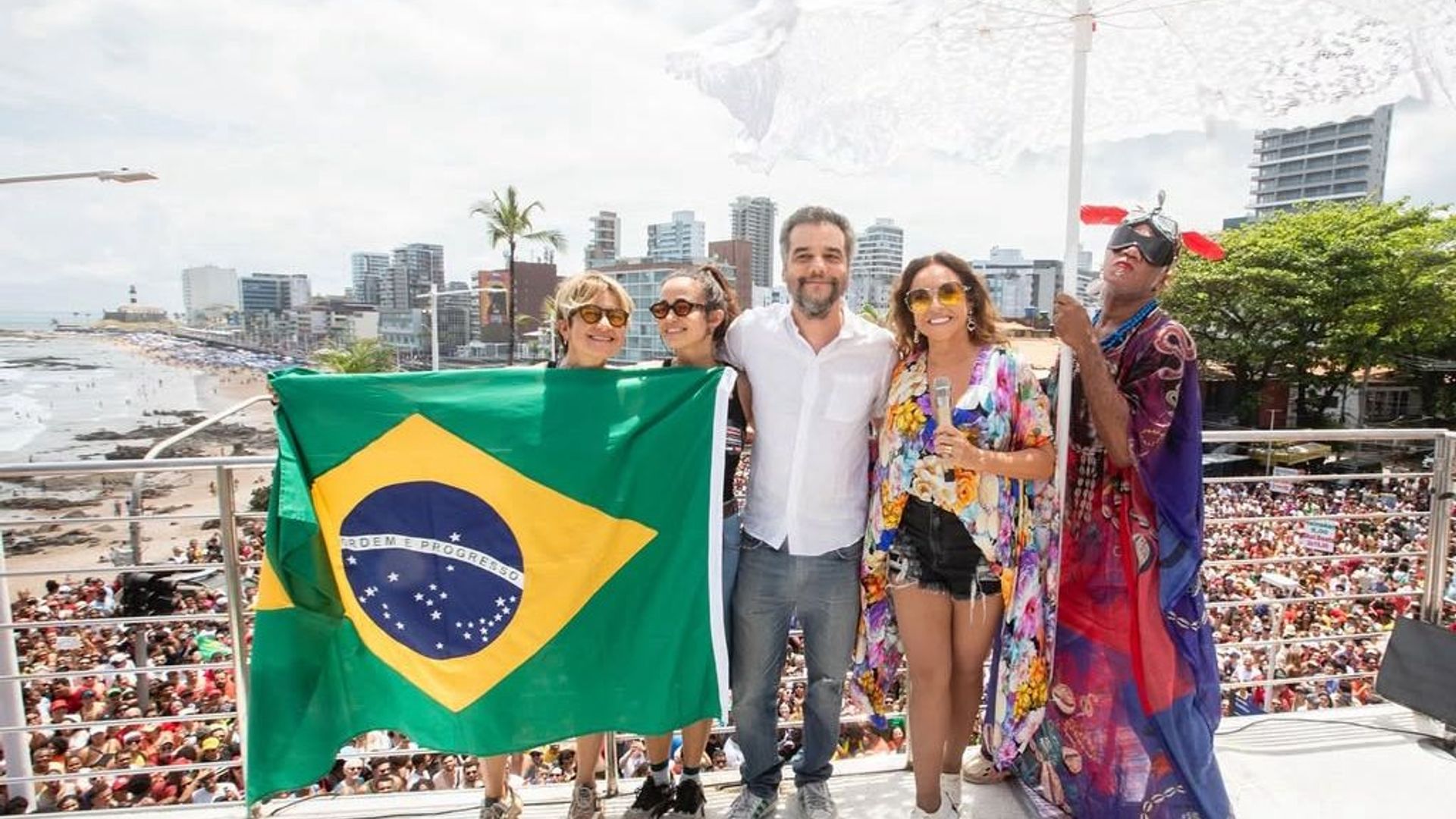 Veko Araújo, o homem do sombreiro do Cortejo Afro, viralizou nas redes sociais | Foto: Célia Santos