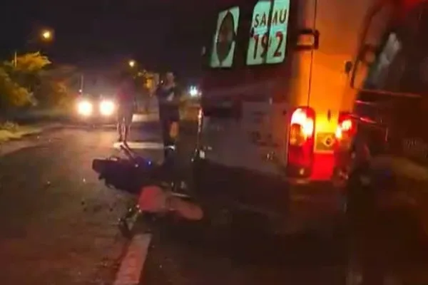 Um acidente entre uma motocicleta e um carro de passeio deixou um homem gravemente ferido no fim da tarde deste domingo (24). | Foto: Reprodu&ccedil;&atilde;o/Anjos Jacuipenses