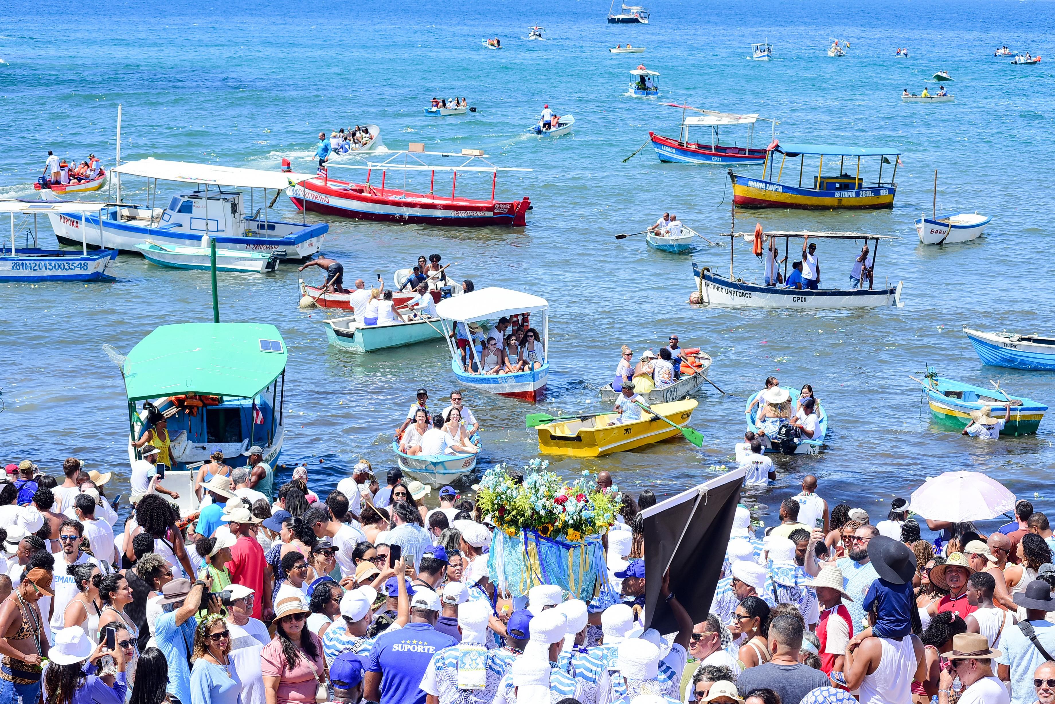 Desde a madrugada, fi&eacute;is vestidos de azul e branco se re&uacute;nem na praia e nas ruas para homenagear a orix&aacute;. | Foto: Jefferson Peixoto/Secom