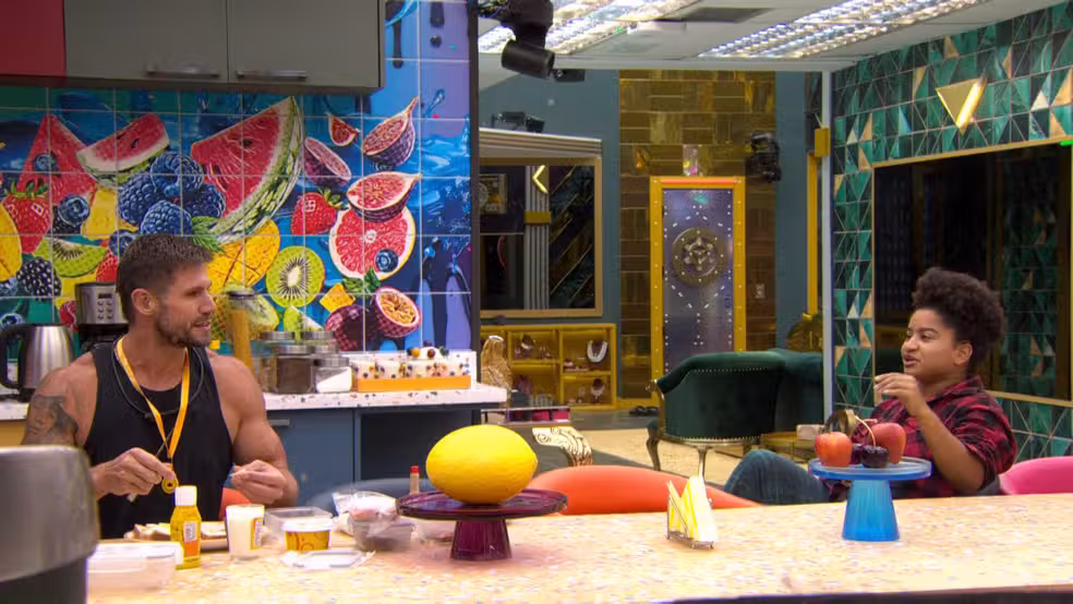 Ap&oacute;s ter sido indicada ao Pared&atilde;o e voltar, Milena foi at&eacute; a cozinha e voltou a provocar o L&iacute;der, Jonas Sulzbach. | Foto: Gshow