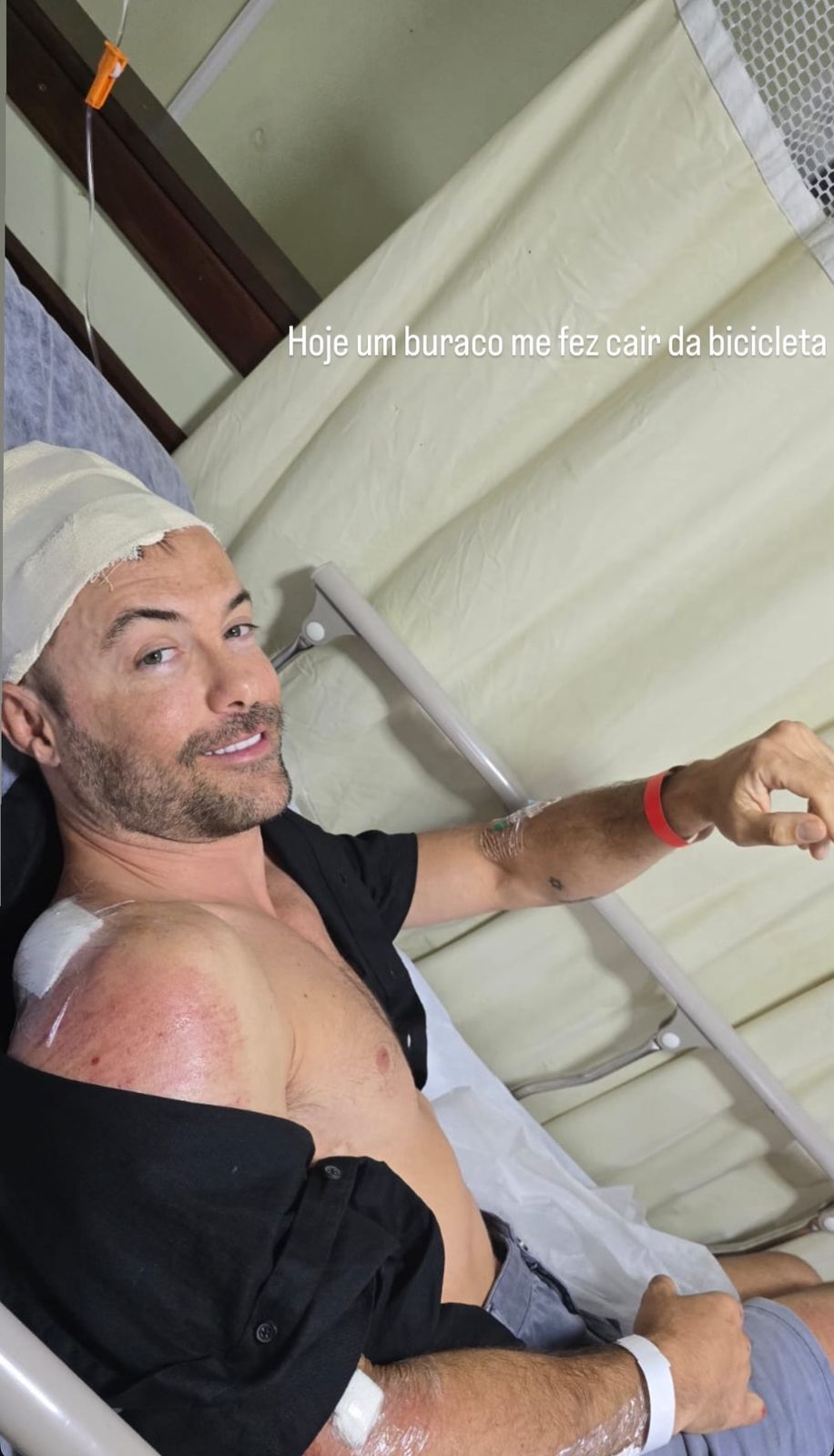 Kayky Brito relatou, por meio de vídeos publicados nos Stories, que caiu de bicicleta ao passar por um buraco e precisou levar pontos na cabeça. | Foto: Redes Sociais