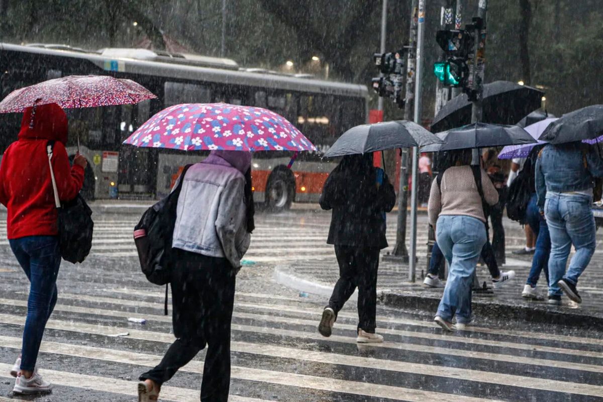 Chuvas em Salvador, nesta quarta-feira (28), são causadas por cavado adposférico. Foto: Paula Pinto / Agência Brasil