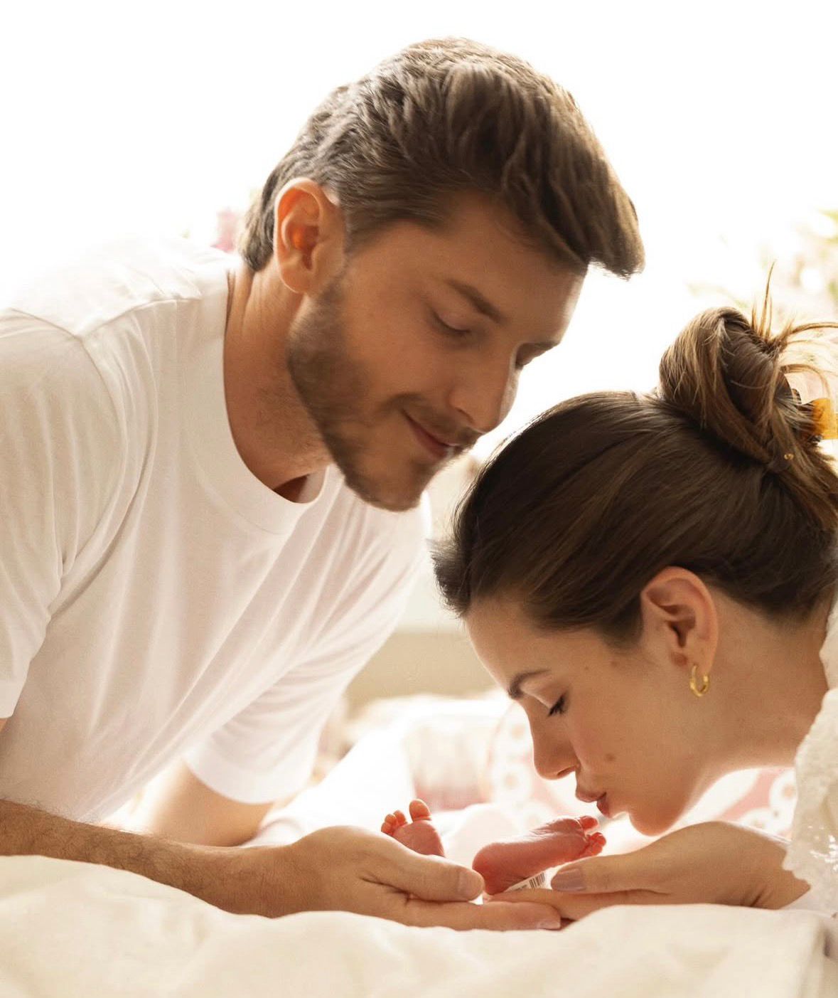 A publicação foi acompanhada por fotos do parto e de registros do primeiro encontro dos pais com a bebê, já em casa. | Foto: Redes Sociais